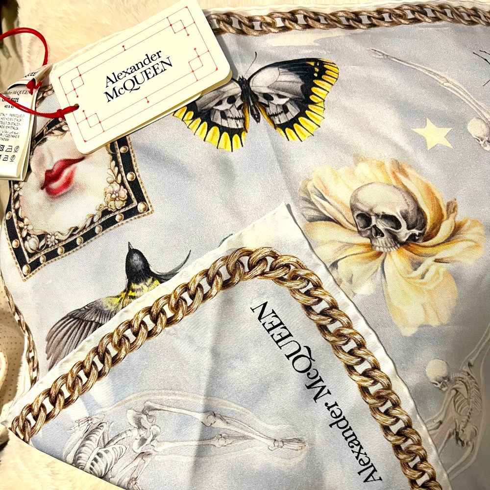 Original Alexander Mc Queen scarf with original tag. Pale blue color.